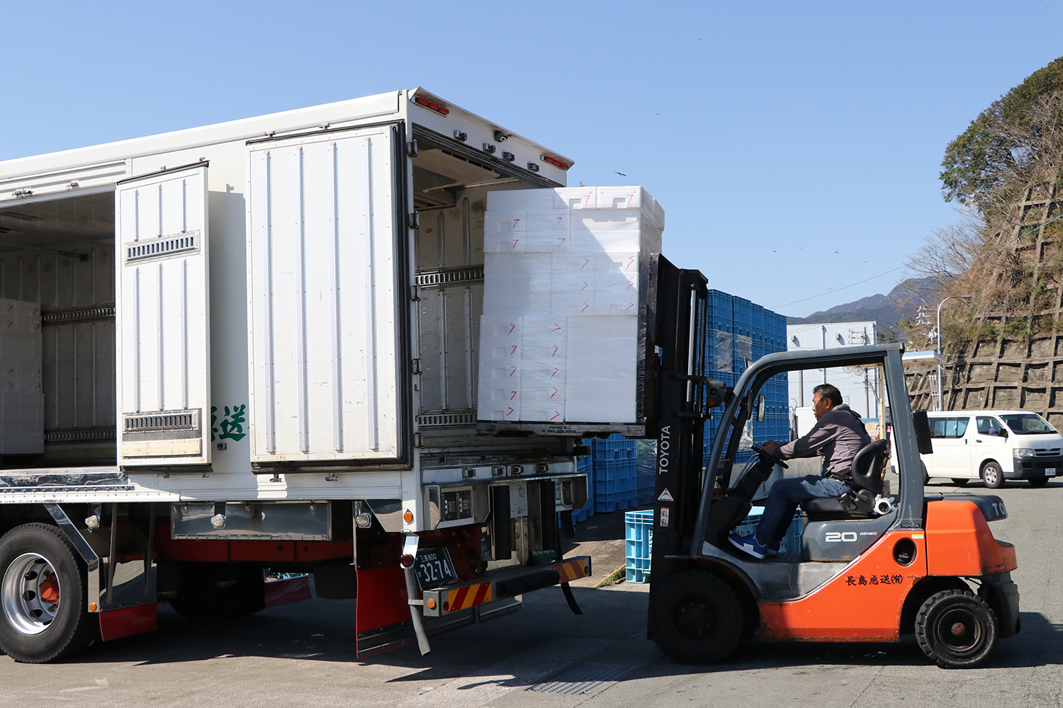 冷凍車への荷物の積み下ろし