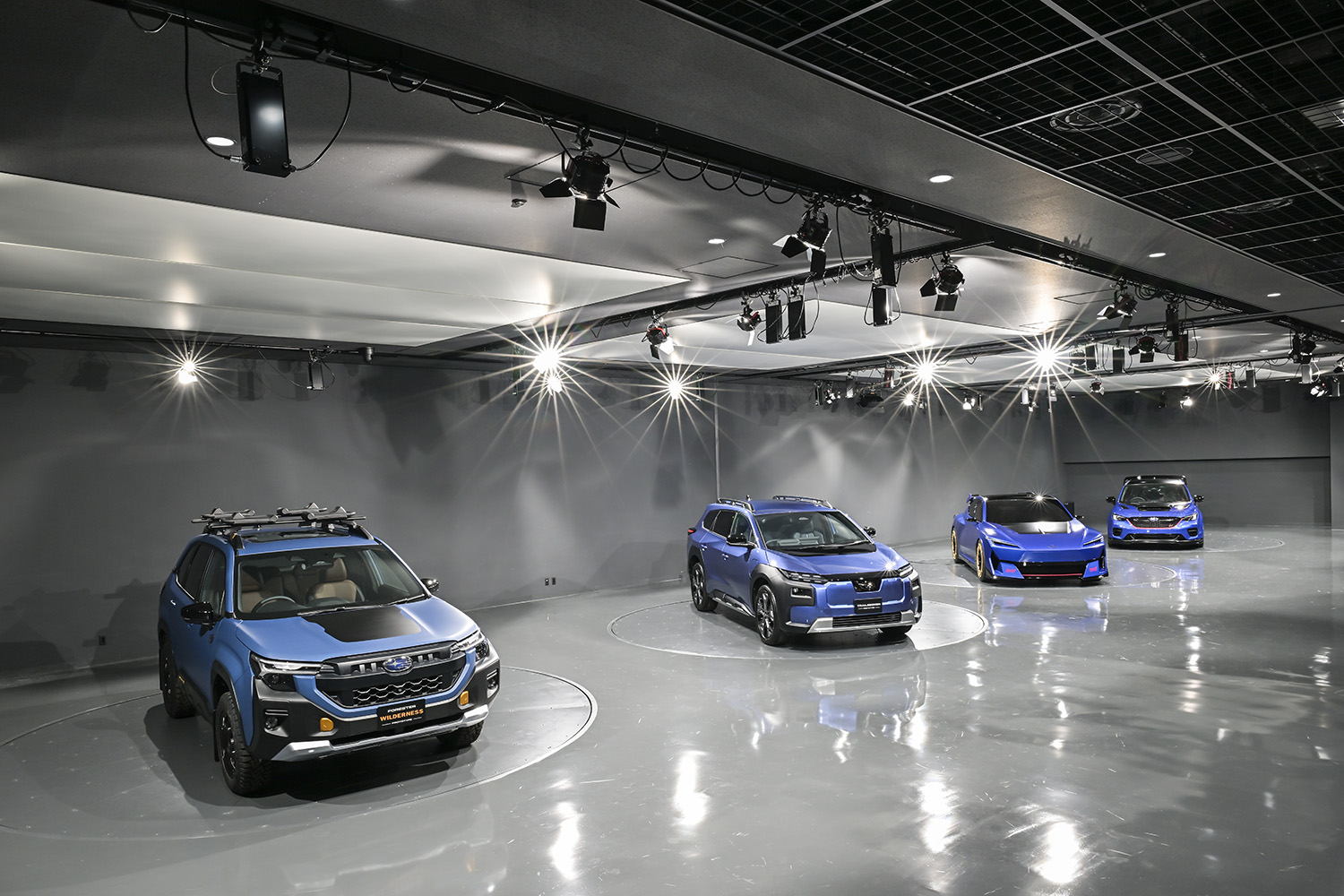 ジャパンモビリティショー2025で展示されるスバルの車両の並び 〜 画像11