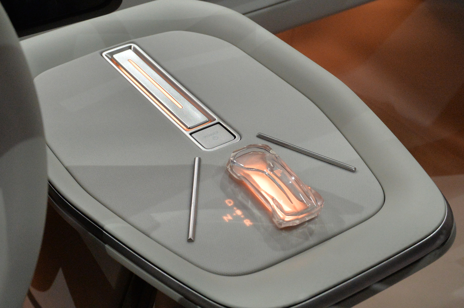 トヨタ・カローラ・コンセプトのシフト操作コンソール