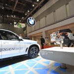 BMWの新たな一手「水素」で走る「iX5ハイドロジェン」に注目必至！　ガソリン・ディーゼル・BEV・FCVのフルラインアップで2028年までに40車種を投入する!!　【ジャパンモビリティショー2025】