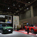 【画像】ガチの「本人」降臨！　MINI「ポール・スミス・エディション」３台が世界初お目見え!!【ジャパンモビリティショー2025】 〜 画像2