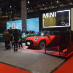 【画像】ガチの「本人」降臨！　MINI「ポール・スミス・エディション」３台が世界初お目見え!!【ジャパンモビリティショー2025】 〜 画像11