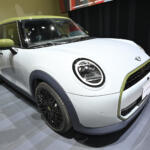 【画像】ガチの「本人」降臨！　MINI「ポール・スミス・エディション」３台が世界初お目見え!!【ジャパンモビリティショー2025】 〜 画像24