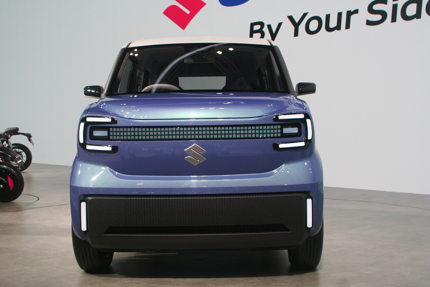 スズキ・ビジョンe-Skyの真正面フロントスタイリング