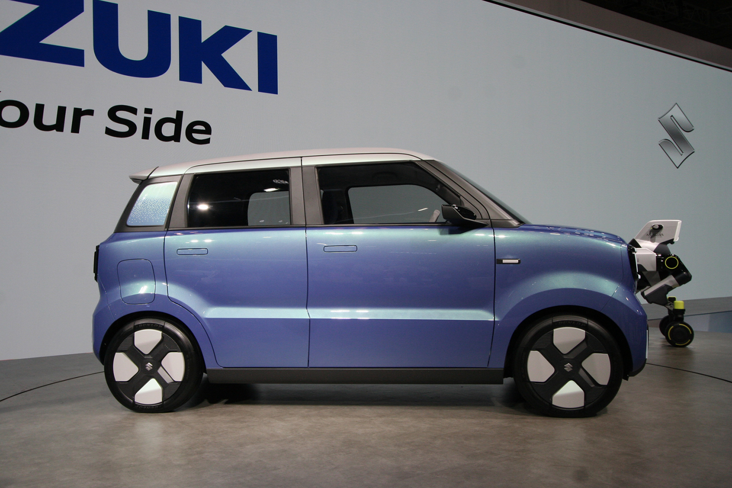 スズキ・ビジョンe-Skyのサイドビュー