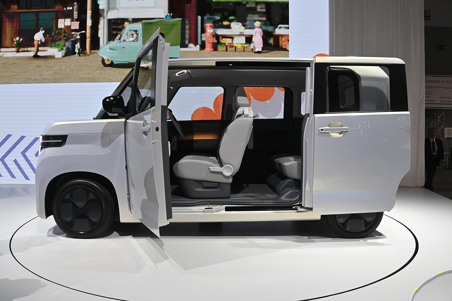 ダイハツKビジョンのサイドビュー