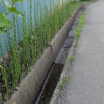 【画像】ヤバイ!!　クルマのキーが側溝に……蓋も外れないしどうすれば!!　超絶ピンチの際に頼るべきはドコ？ 〜 画像2