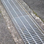 【画像】ヤバイ!!　クルマのキーが側溝に……蓋も外れないしどうすれば!!　超絶ピンチの際に頼るべきはドコ？ 〜 画像3