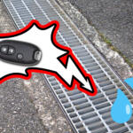 ヤバイ!!　クルマのキーが側溝に……蓋も外れないしどうすれば!!　超絶ピンチの際に頼るべきはドコ？