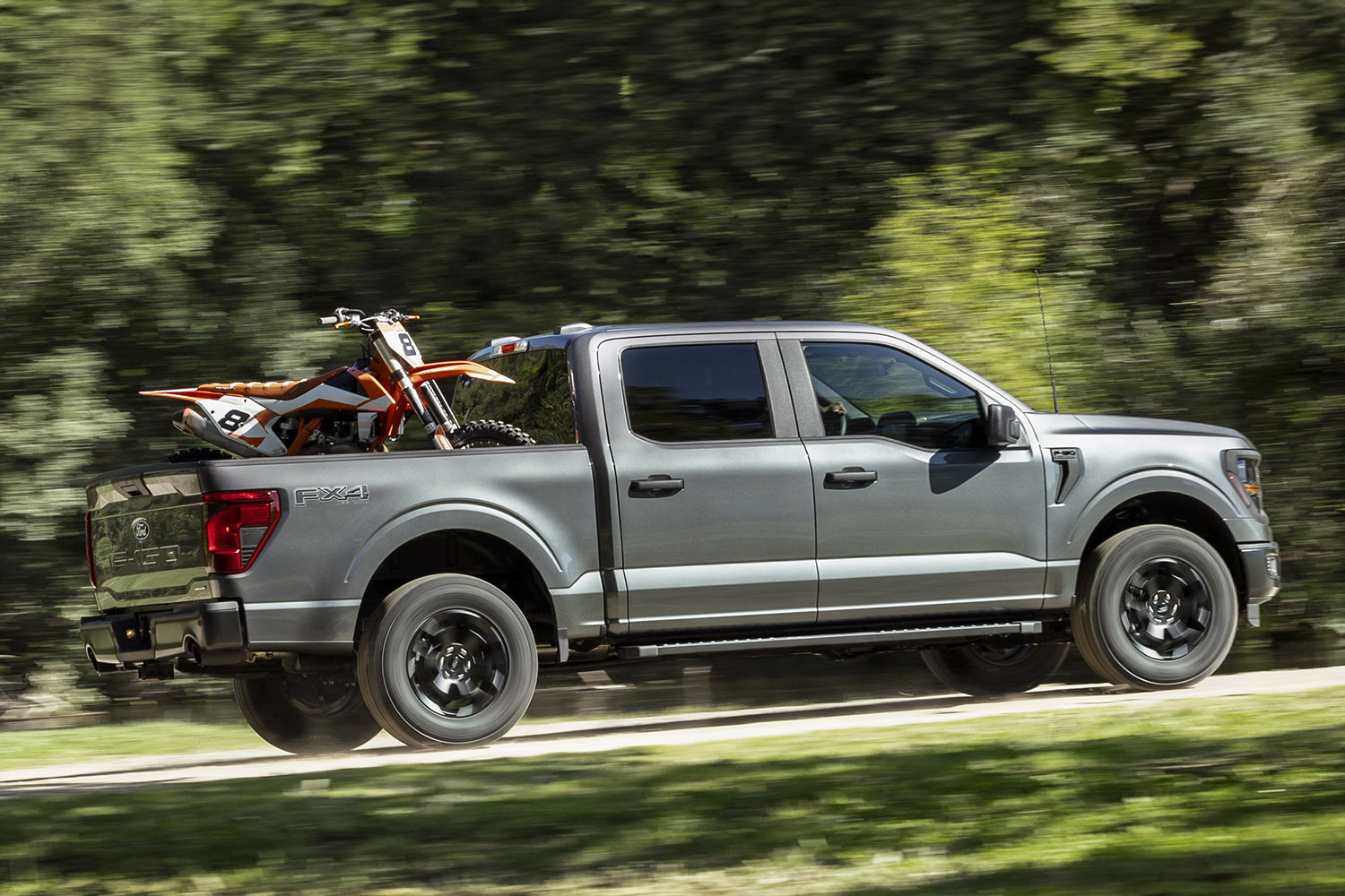 フォードF150の走行シーン