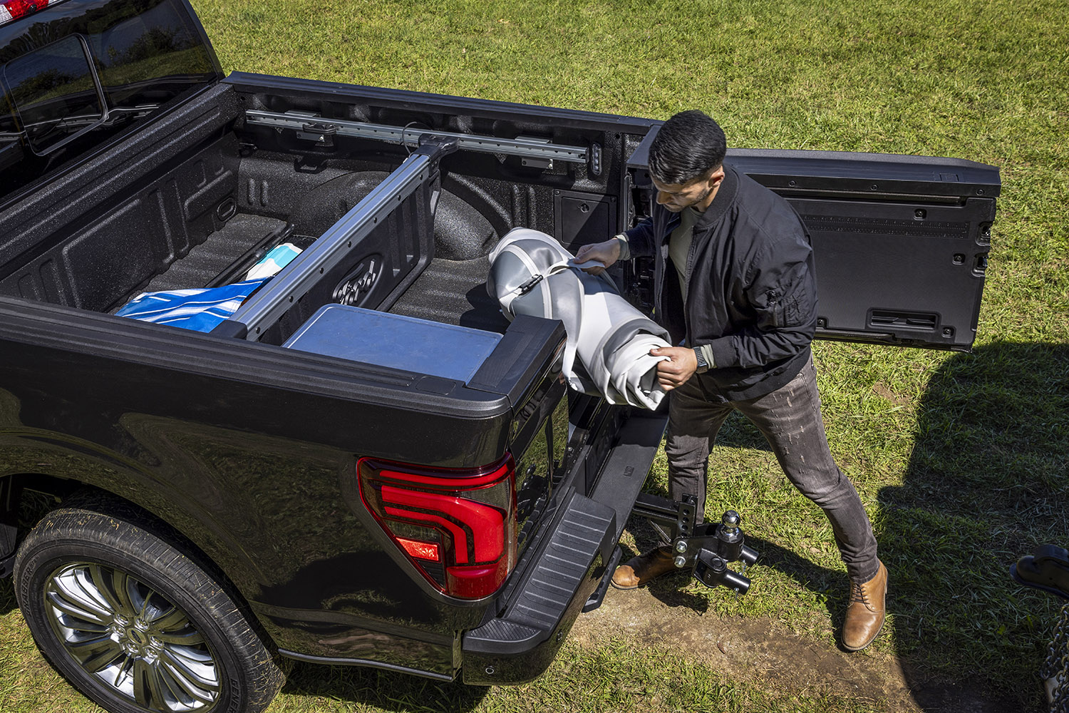 荷台に荷物を積み込まれるトラック