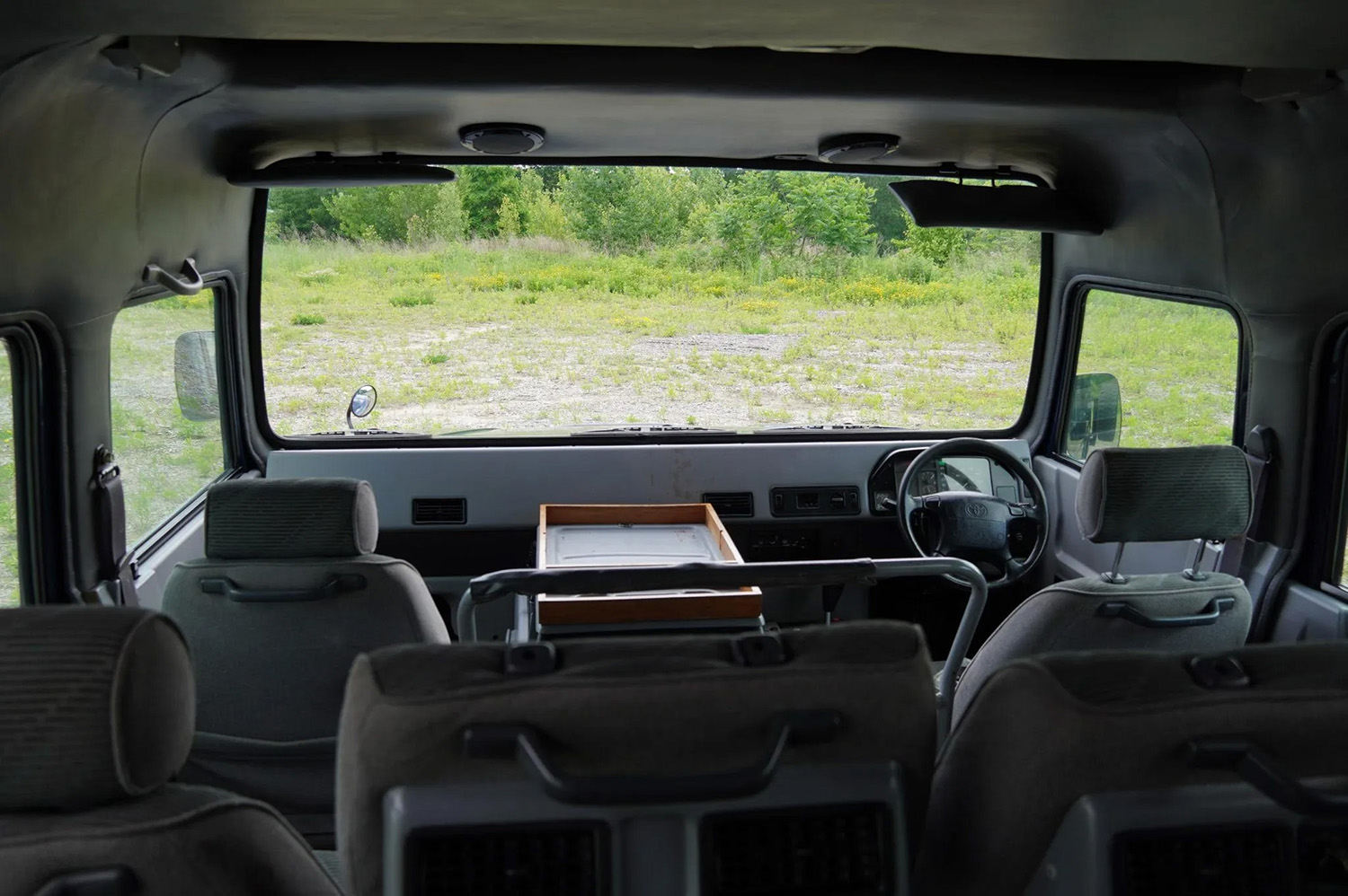 トヨタ・メガクルーザー・ハイルーフのフロントスクリーンからの景色 〜 画像8