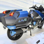 【画像】EVに水素にAIで学習するバイクってどういうこっちゃ！　２輪車の世界も４輪に負けず劣らずもの凄いことになっていた!!　【ジャパンモビリティショー2025】 〜 画像5