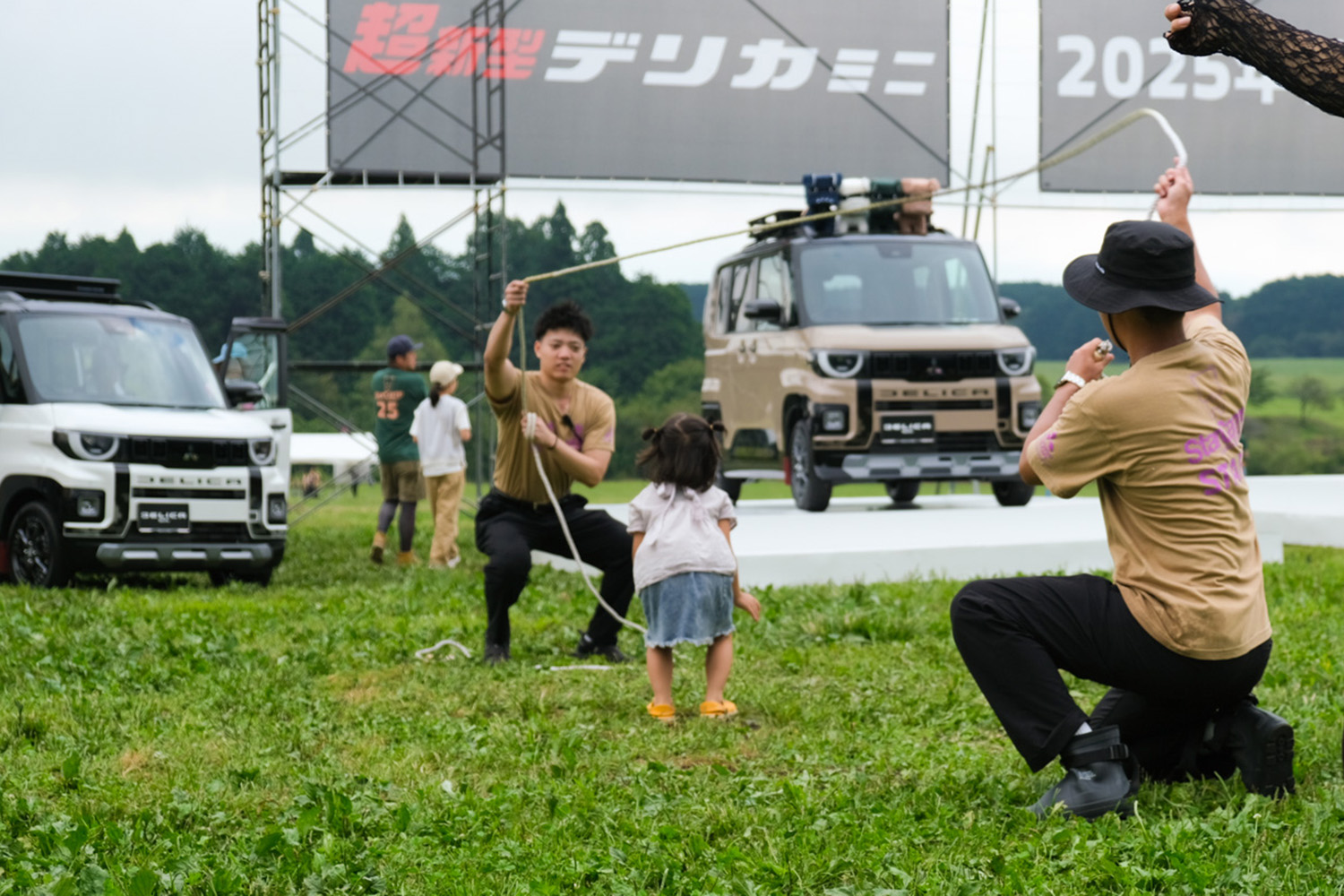 スタッフと参加者の子どもが縄跳びをして遊んでいる様子