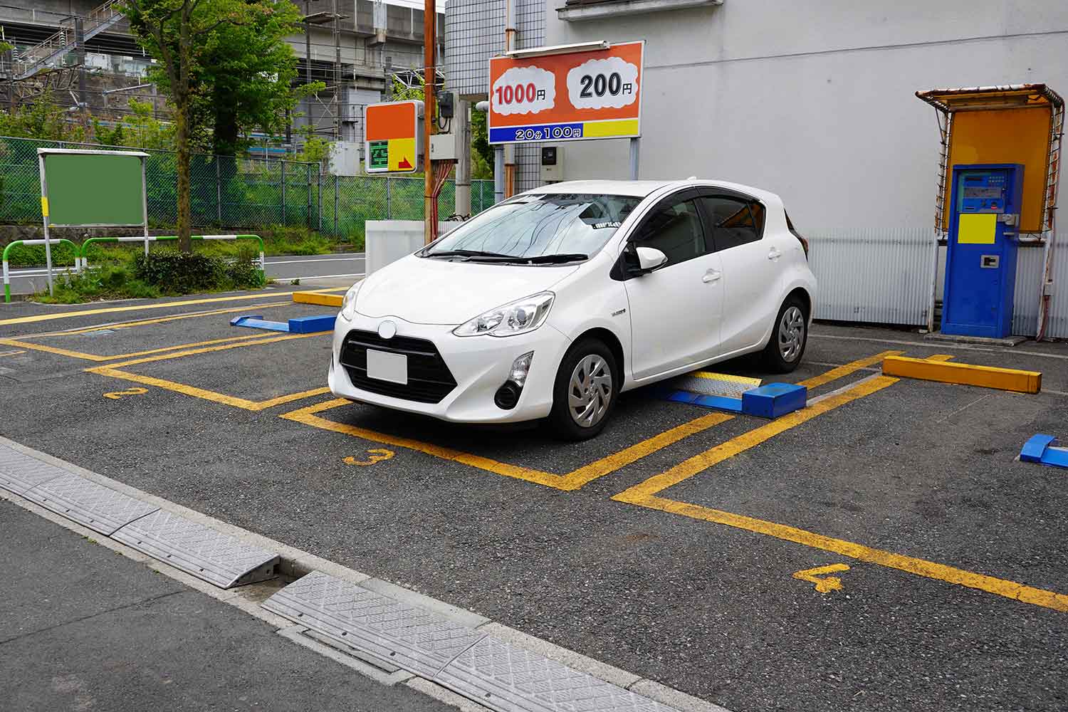 フラップ式コインパーキングに駐車するクルマ