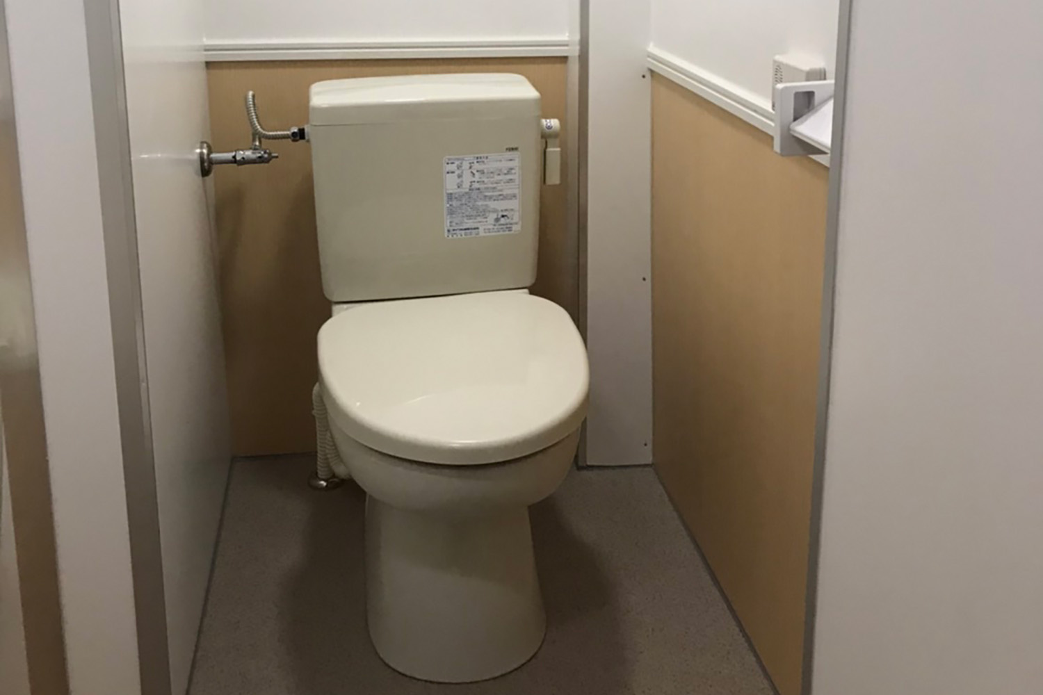 「トイレトラック」の車内