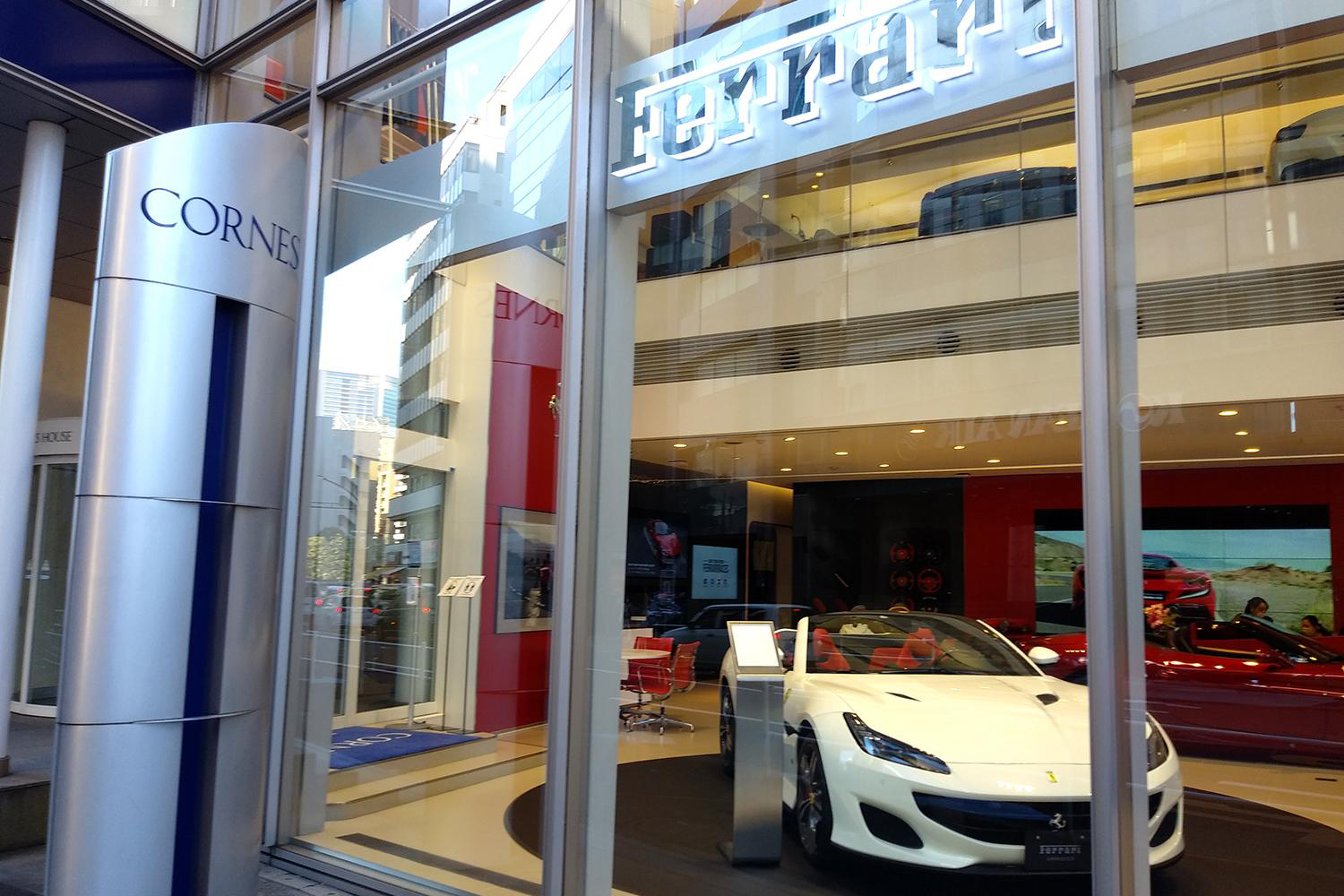 フェラーリの正規代理店・コーンズのディーラー