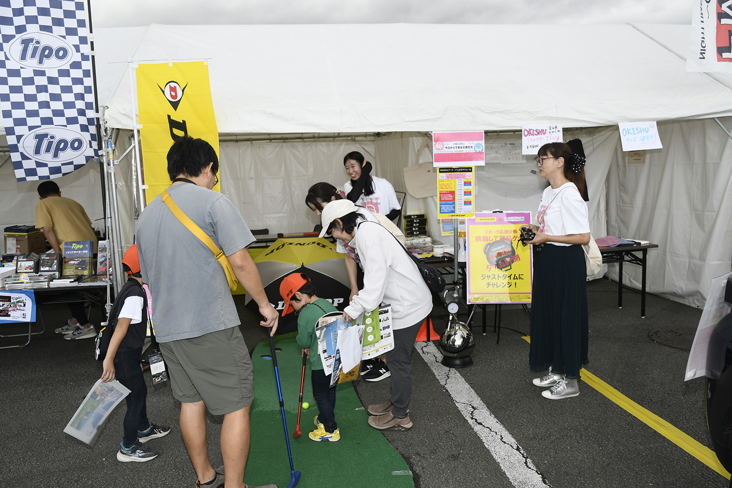 吉田由美さんやまるも亜希子さんが主宰している「OKISHUプロジェクト」のブース