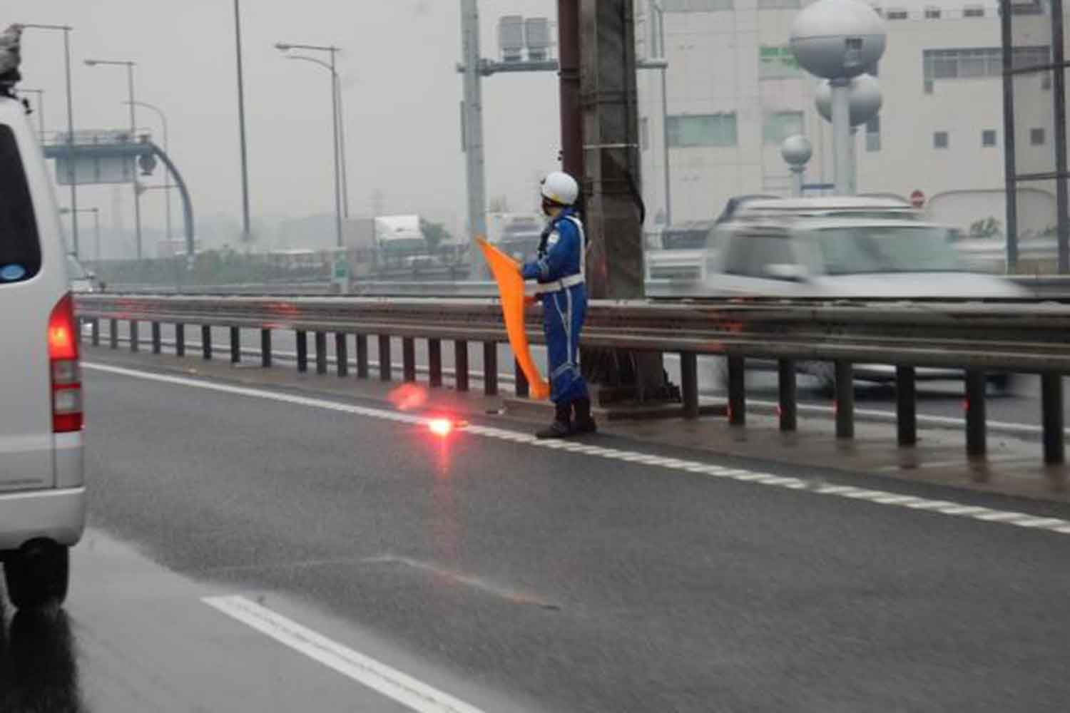 高速道路上の作業員のイメージ