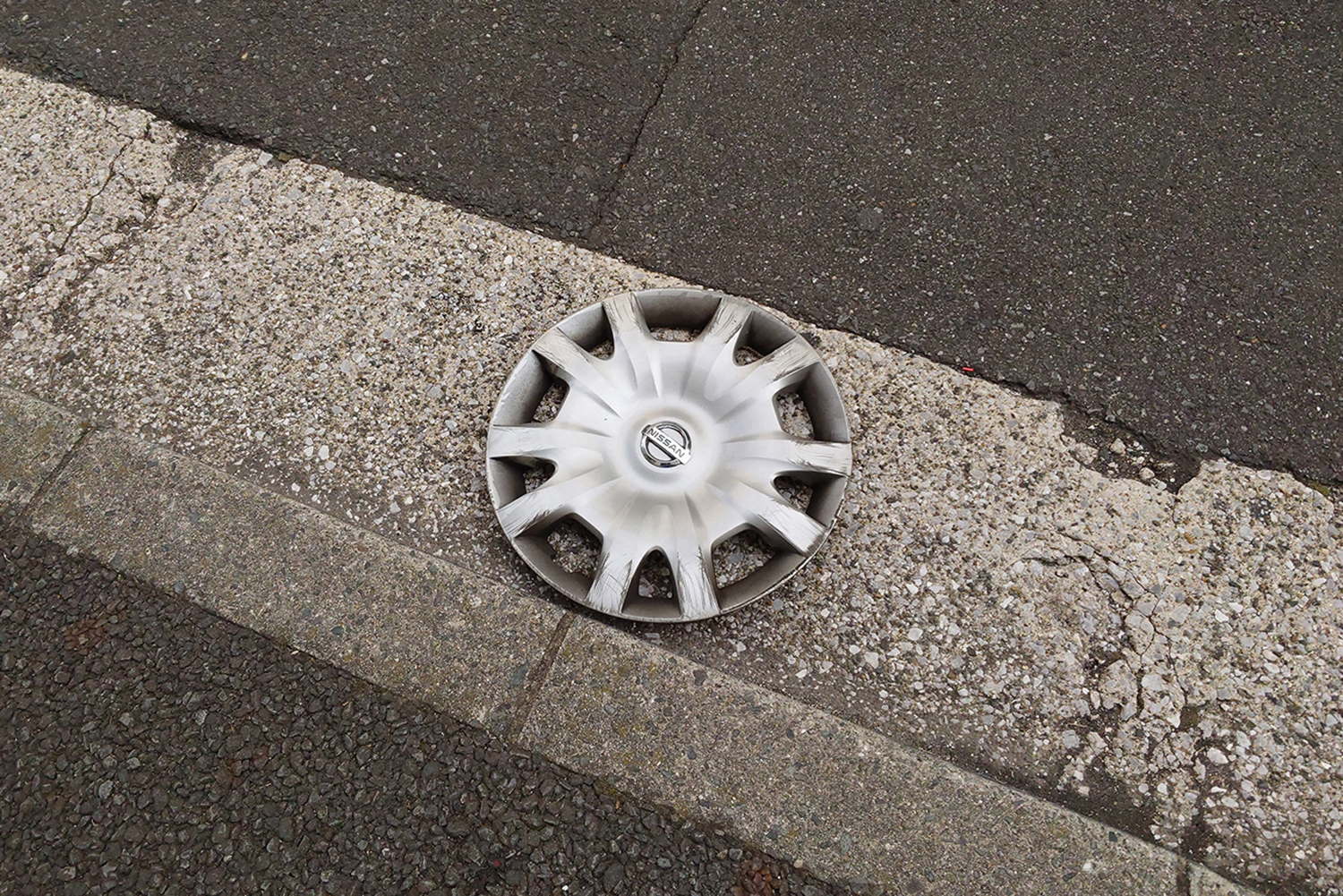 道端に落ちたホイールキャップ