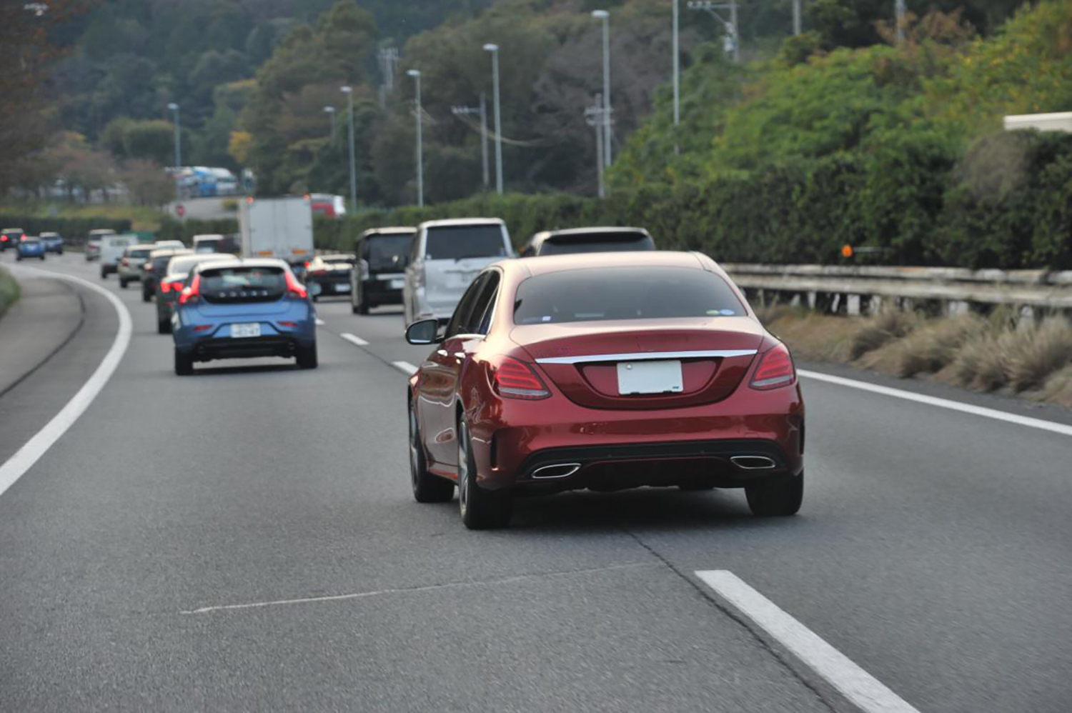 ウインカーを点灯せずに車線変更をするクルマのイメージ