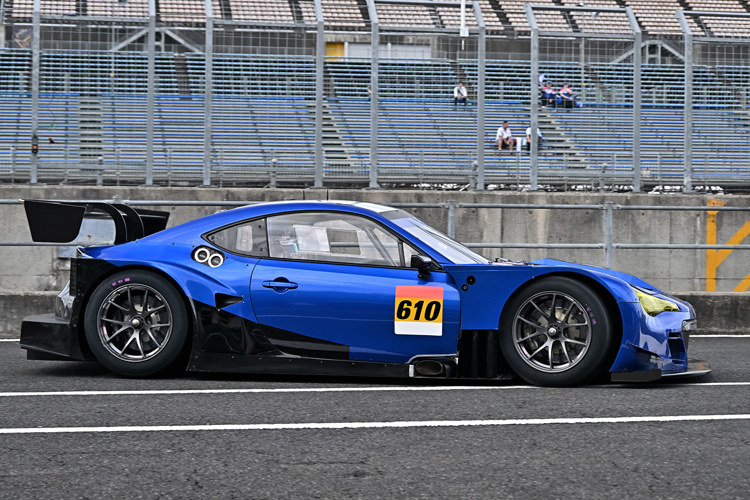 610号車「STI S001」のサイドスタイリング