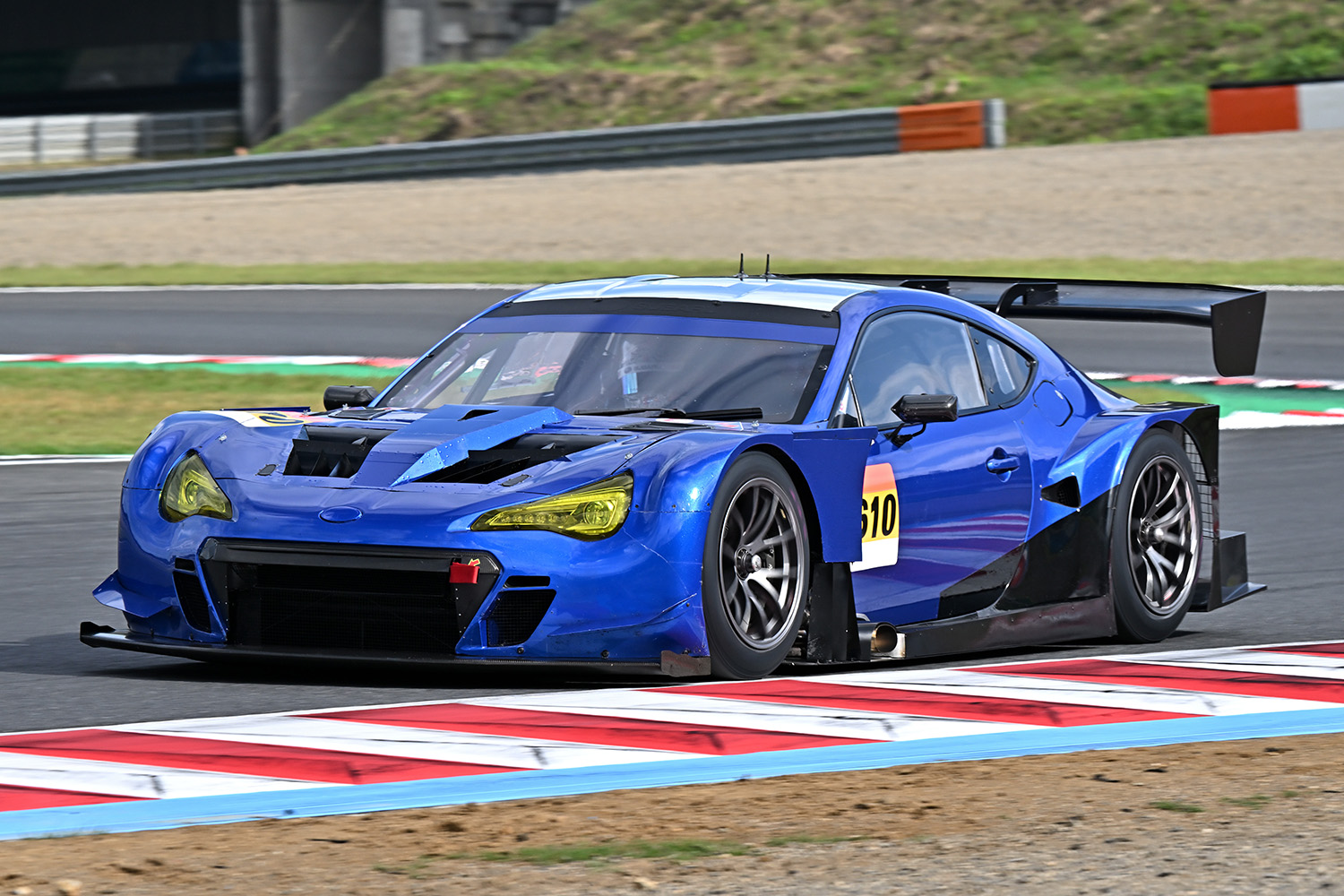 610号車「STI S001」のフロントスタイリング