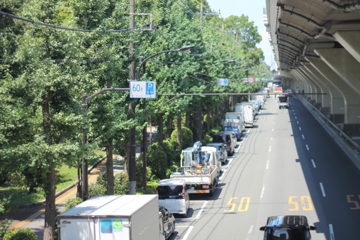 路上駐車するトラック