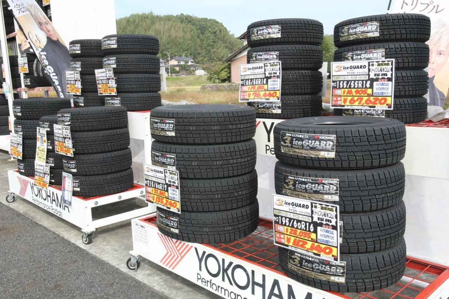販売店でタイヤが在庫されている様子