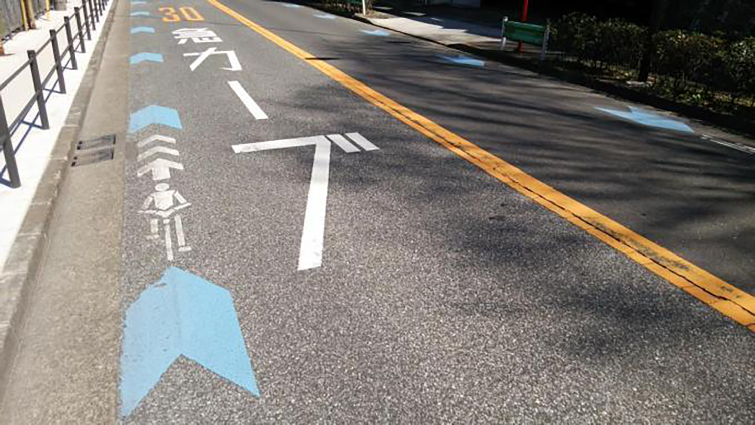 矢羽型の路面表示