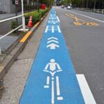 【画像】車道の左寄りに自転車マークがあるけど……ここってクルマが入ったら違反？　最近グンと増えた自転車通行帯の扱い 〜 画像3