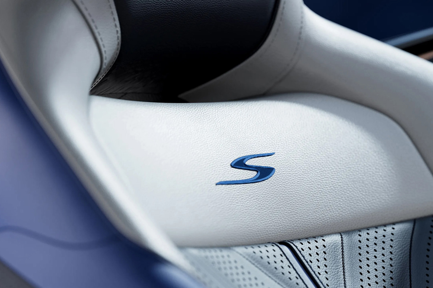 アストンマーティンDB12 Sのシート