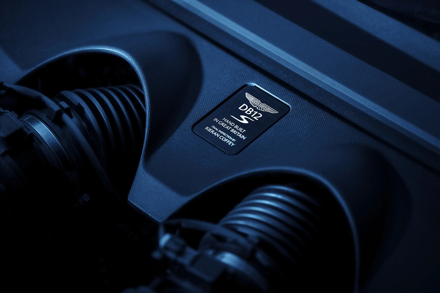 アストンマーティンDB12 Sのエンジンに付随するプレート