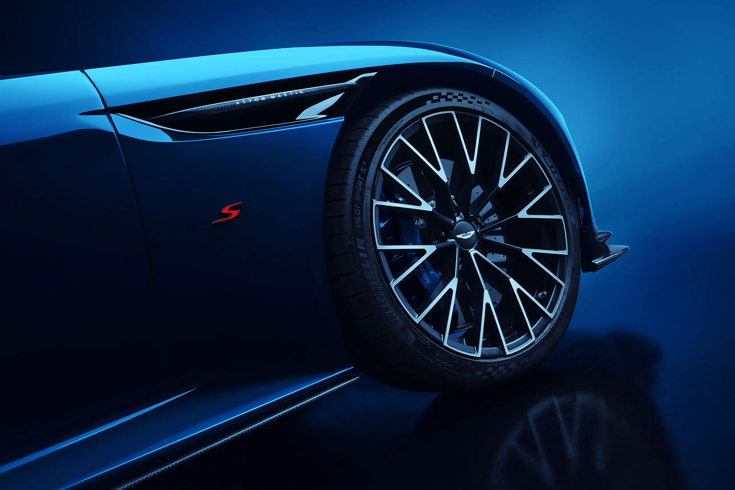 アストンマーティンDB12 Sのフロントホイールハウスまわり