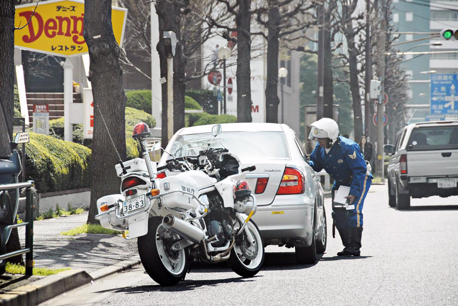 警官がクルマを停止させているようす