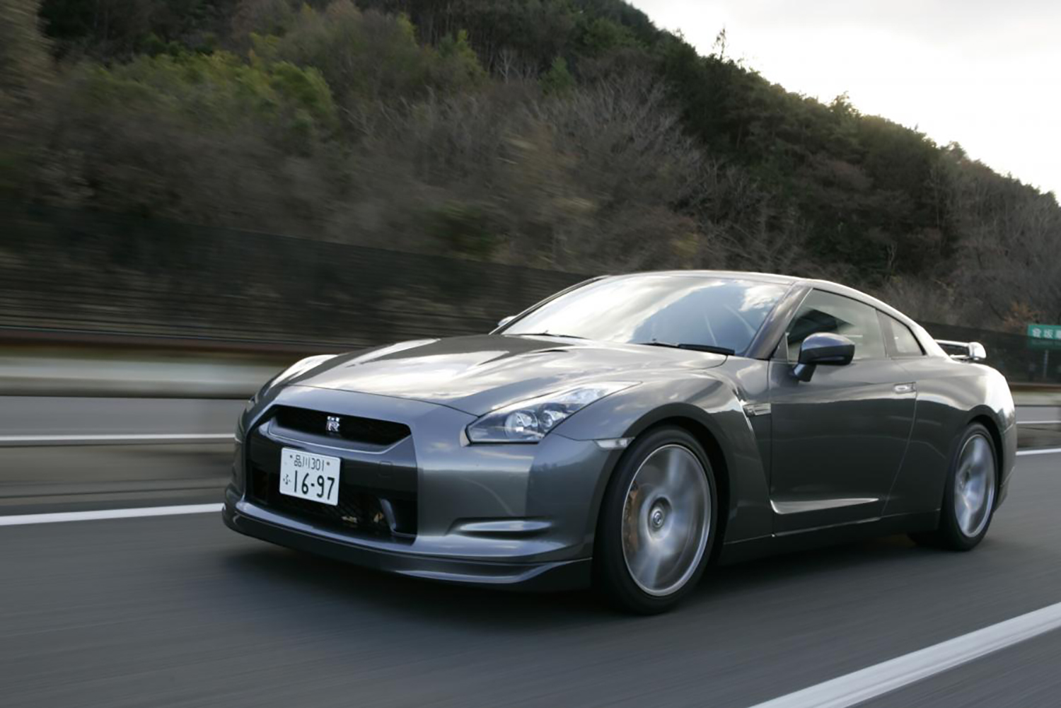 高速走行する4WD車 〜 画像8