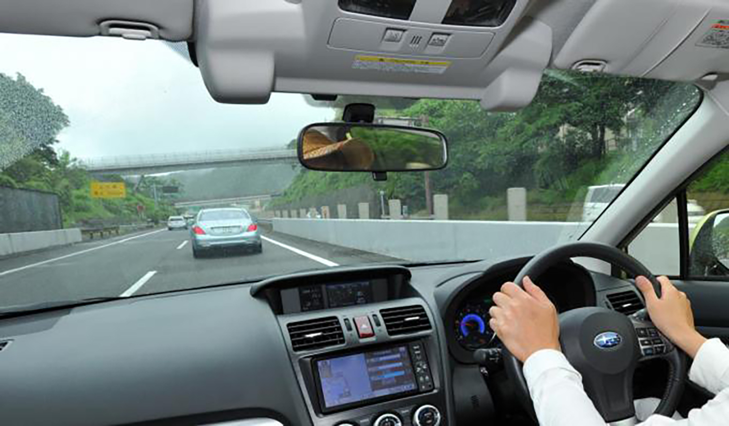 車間距離を空けているイメージ