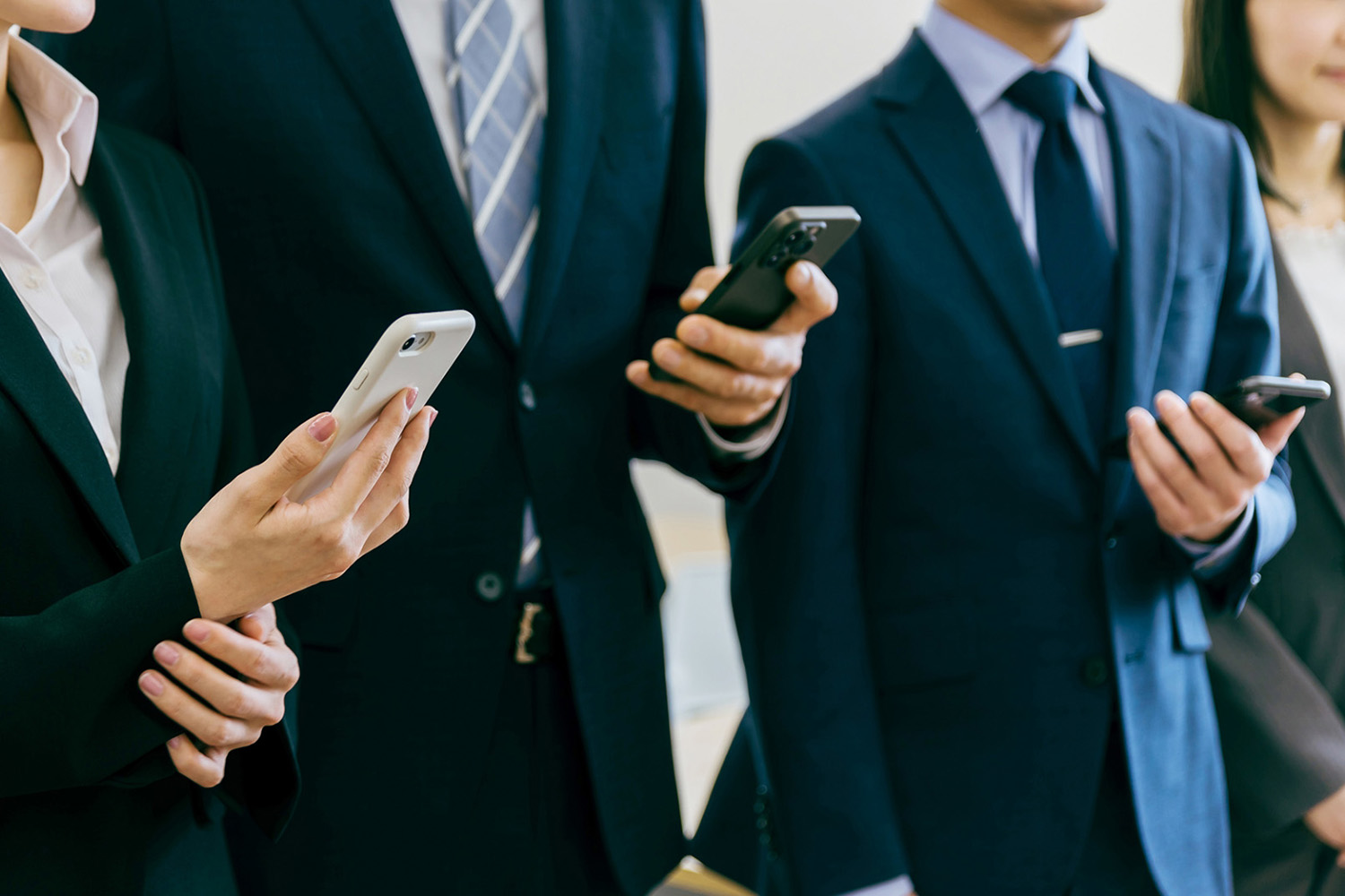スマホを触る若者集団のイメージ