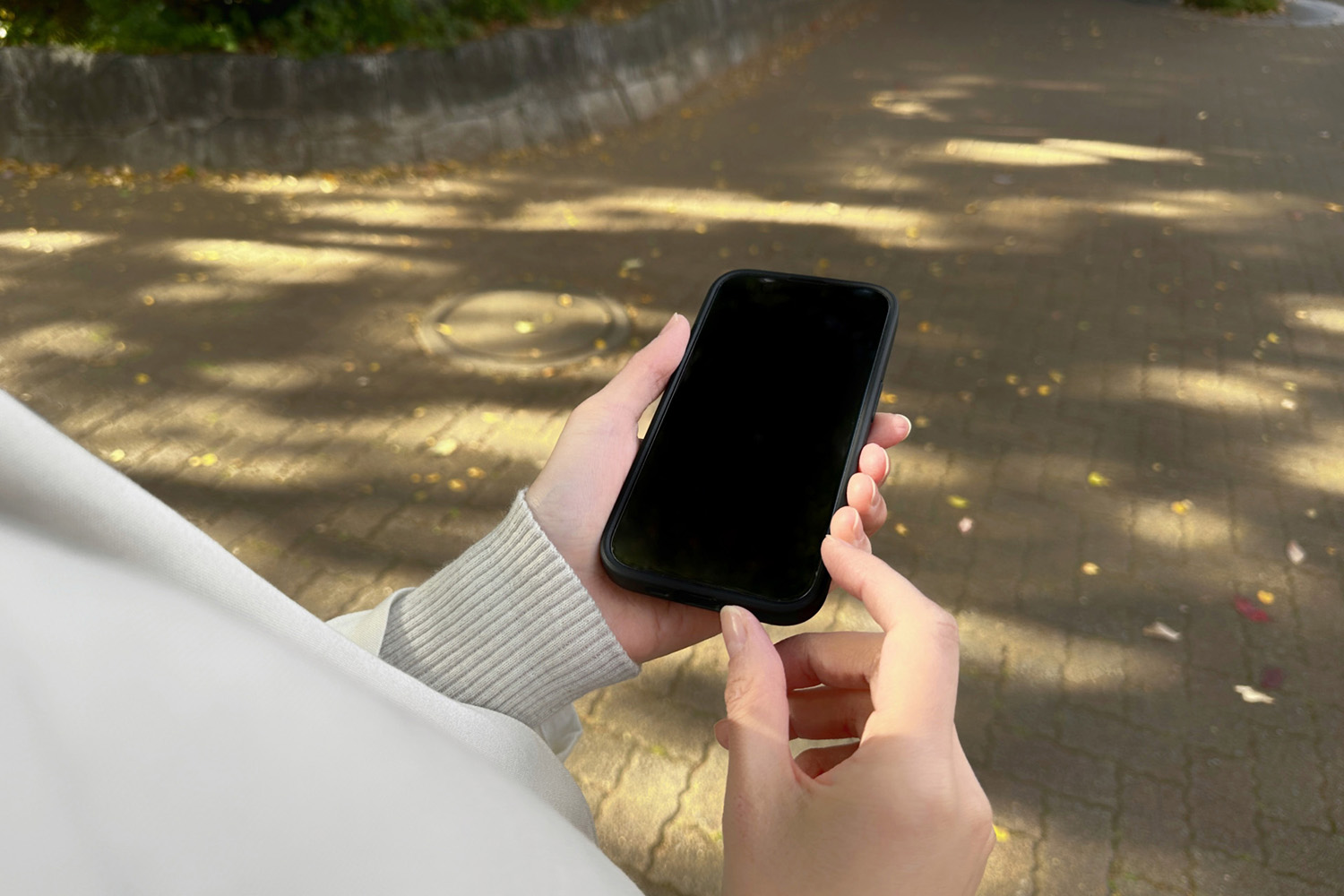 ながらスマホのイメージ