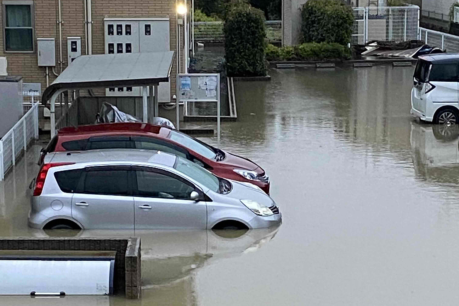 駐車場にて水没した車両