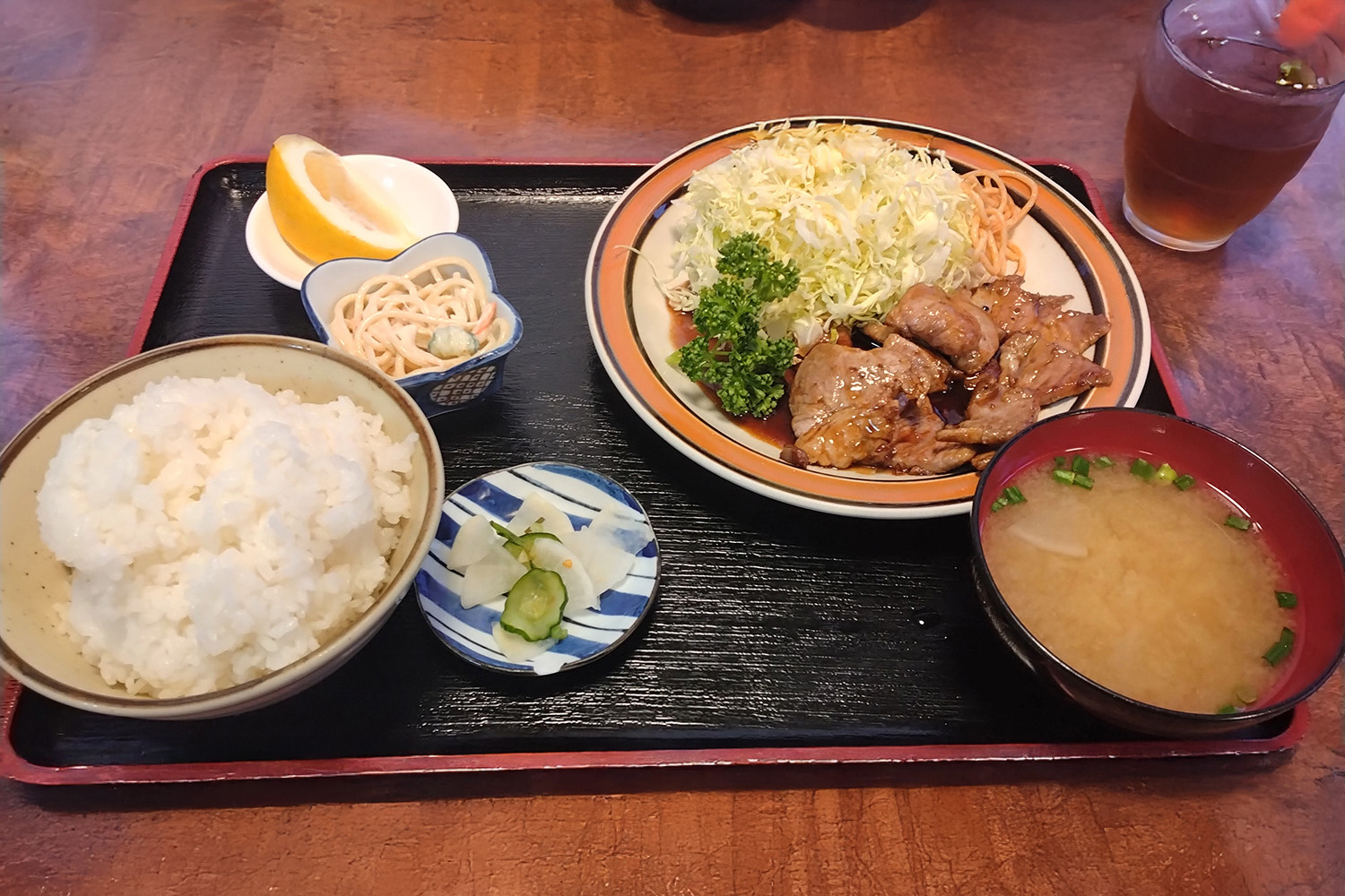 人気メニューの「焼肉しょうが焼き定食」