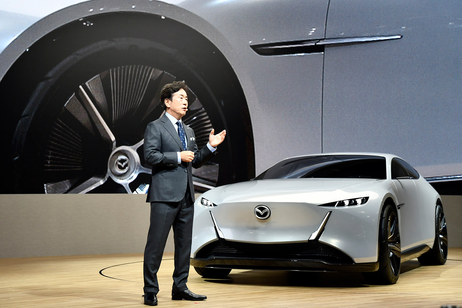 「マツダ ビジョン クロスクーペ」とマツダの代表取締役社長兼CEO毛籠勝弘氏