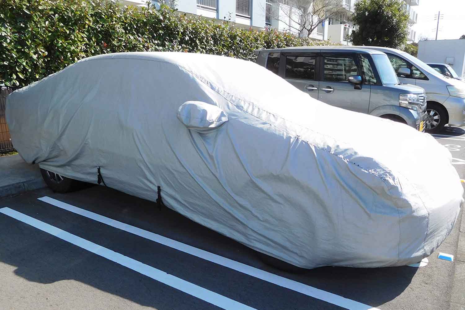 ボディーカバーを被せたクルマ