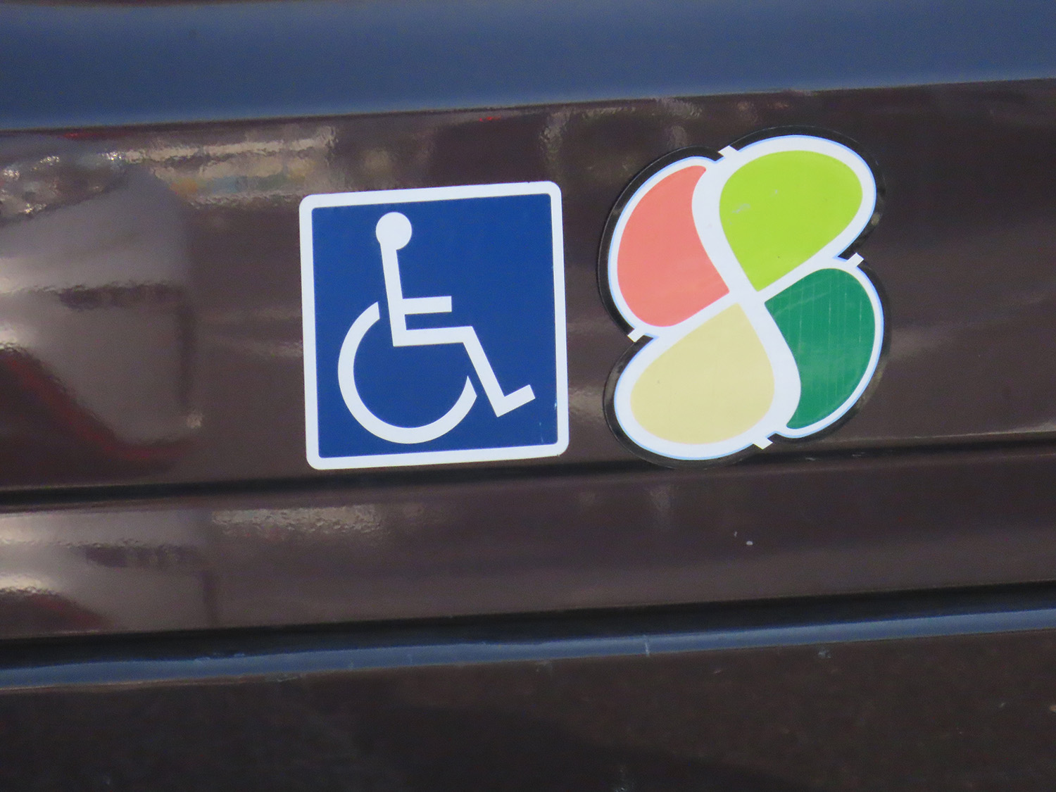 高齢者マークを貼っているクルマ