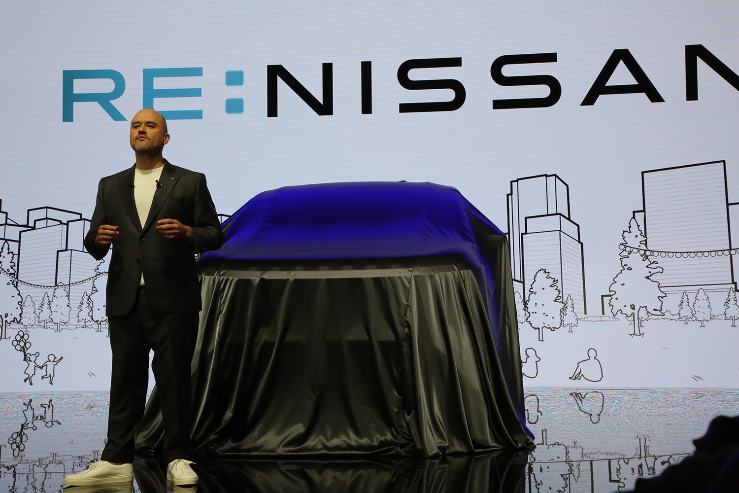 新型エルグランドとイヴァン・エスピノーサCEO