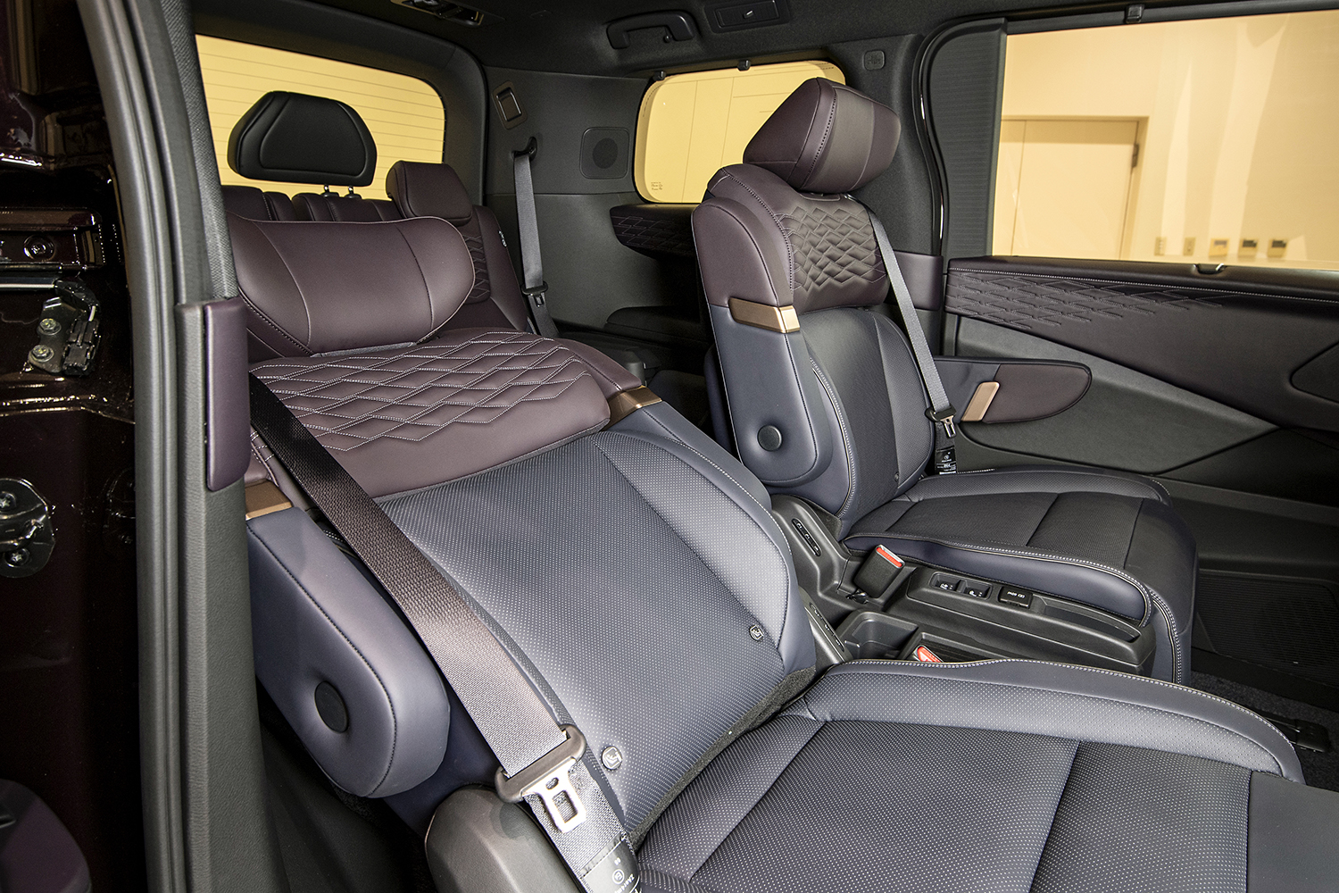 新型日産エルグランドのセカンドシート