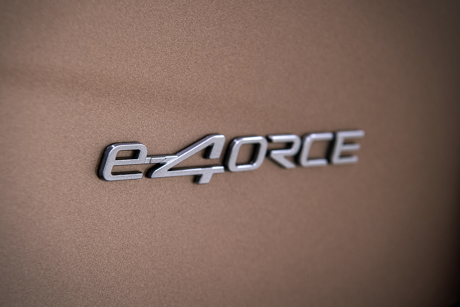 新型日産エルグランドのe-4ORCEエンブレム