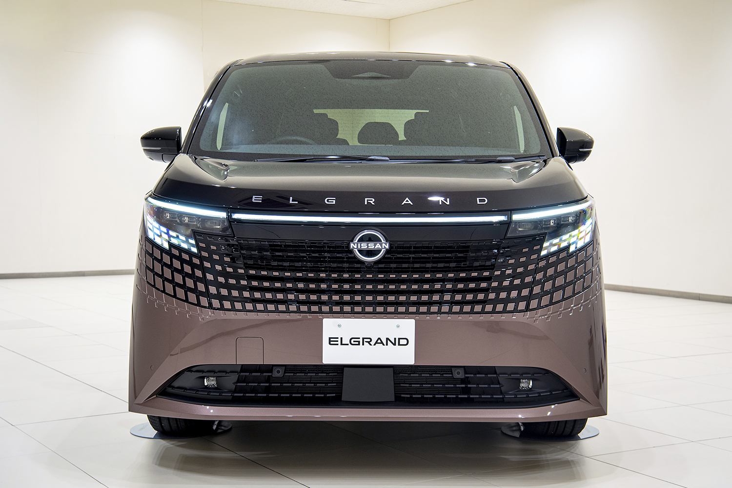 新型日産エルグランドのフロントマスク