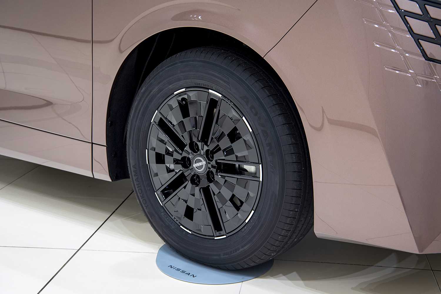 新型日産エルグランドのアルミホイール