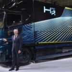 やっぱり水素が正解か！　三菱ふそうは「カーボンニュートラル」に向けて２種類の「水素トラック」で挑む!!　【ジャパンモビリティショー2025】